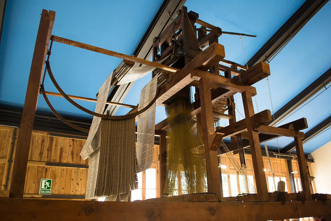 Manual loom with double width and Jacquard loom, Colegio del Arte Mayor de la Seda of Valencia.